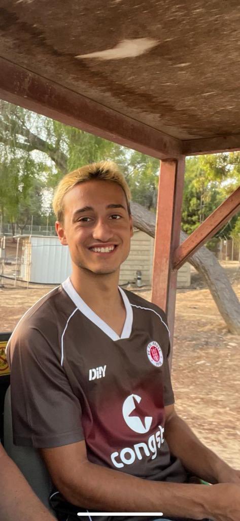 AmirYagel's tweet photo. Das ist Liam. Er ist 18 Jahre alt. Er ist Hapoel und St. Pauli Fan. er wurde von der Hamas entführt und 54 Tage lang im schrecklichen Gefängnis im Gazastreifen festgehalten. Heute kommt er nach Hause. Willkommen, lieber Liam. Wir alle warten auf dich. In Tel Aviv und in Hamburg. https://t.co/fcWLZQQ21T