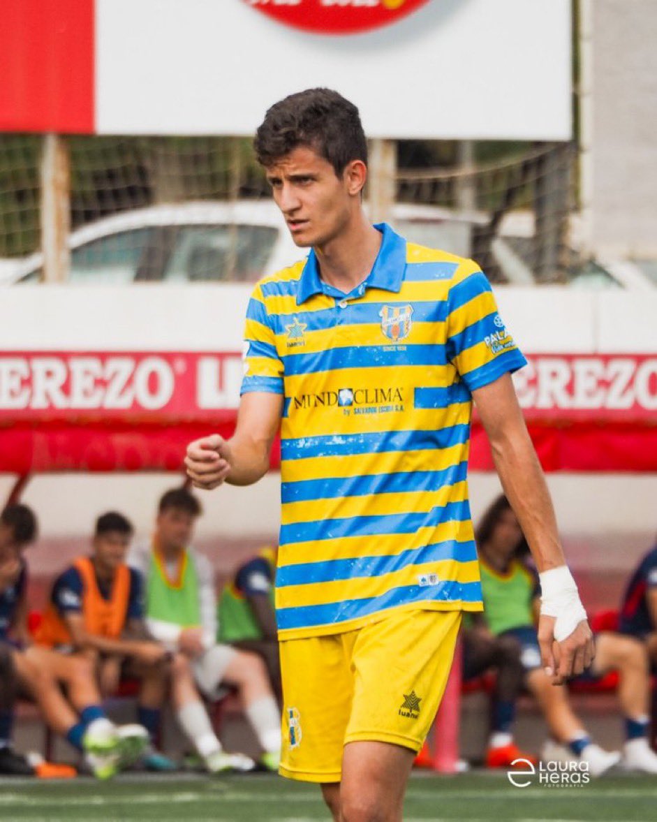 voltasport's tweet photo. Gerard 𝗗𝗔𝗩𝗘𝗦𝗔 Turró
📍 Girona, 27/6/2000
🟨🟥🟨🟥🟨🟥🟨🟥🟨
🏟 Defensa central / Lateral dret
👕 #UELlagosteraB @FCLESCALA @UELaJonquera @AtlBisbalenc @palamoscf 
Capità i referent al Palamós CF, contundent i tècnic, ha estat l’autor de gols decisius als darrers minuts. https://t.co/B5pzWwXMM2