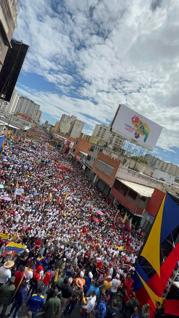 juancarlospsuv's tweet photo. Extraordinario cierre de campaña hoy en Maracay. La Av. Bolivar se desbordó de pueblo patriota y consciente. Esto es un preámbulo de lo que verán el domingo 3D 🇻🇪☀️

¡5 veces SI por Venezuela toda!

@NicolasMaduro 
@Soykarinacarpio 
@dcabellor
@EsequiboOficial https://t.co/PVhxXsBTOE