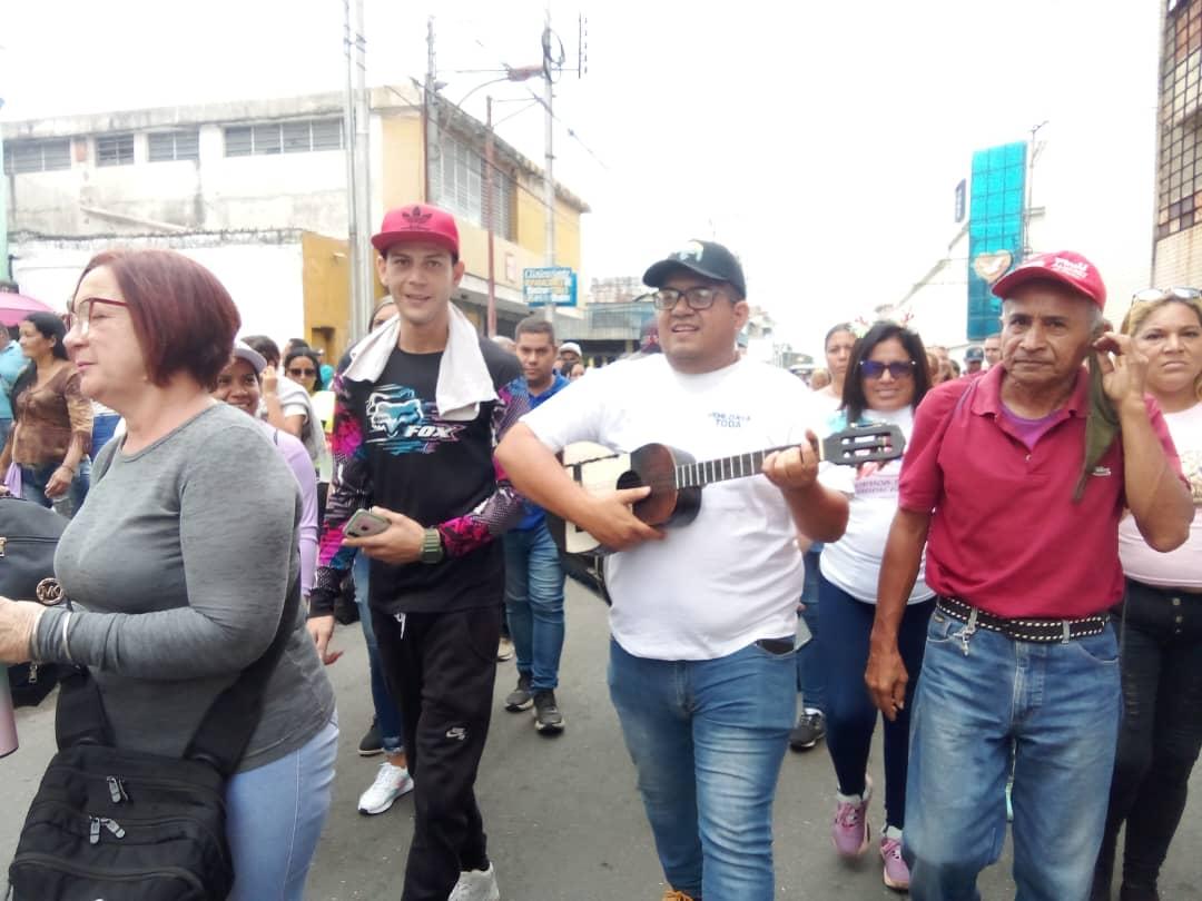 juancarlospsuv's tweet photo. Extraordinario cierre de campaña hoy en Maracay. La Av. Bolivar se desbordó de pueblo patriota y consciente. Esto es un preámbulo de lo que verán el domingo 3D 🇻🇪☀️

¡5 veces SI por Venezuela toda!

@NicolasMaduro 
@Soykarinacarpio 
@dcabellor
@EsequiboOficial https://t.co/PVhxXsBTOE