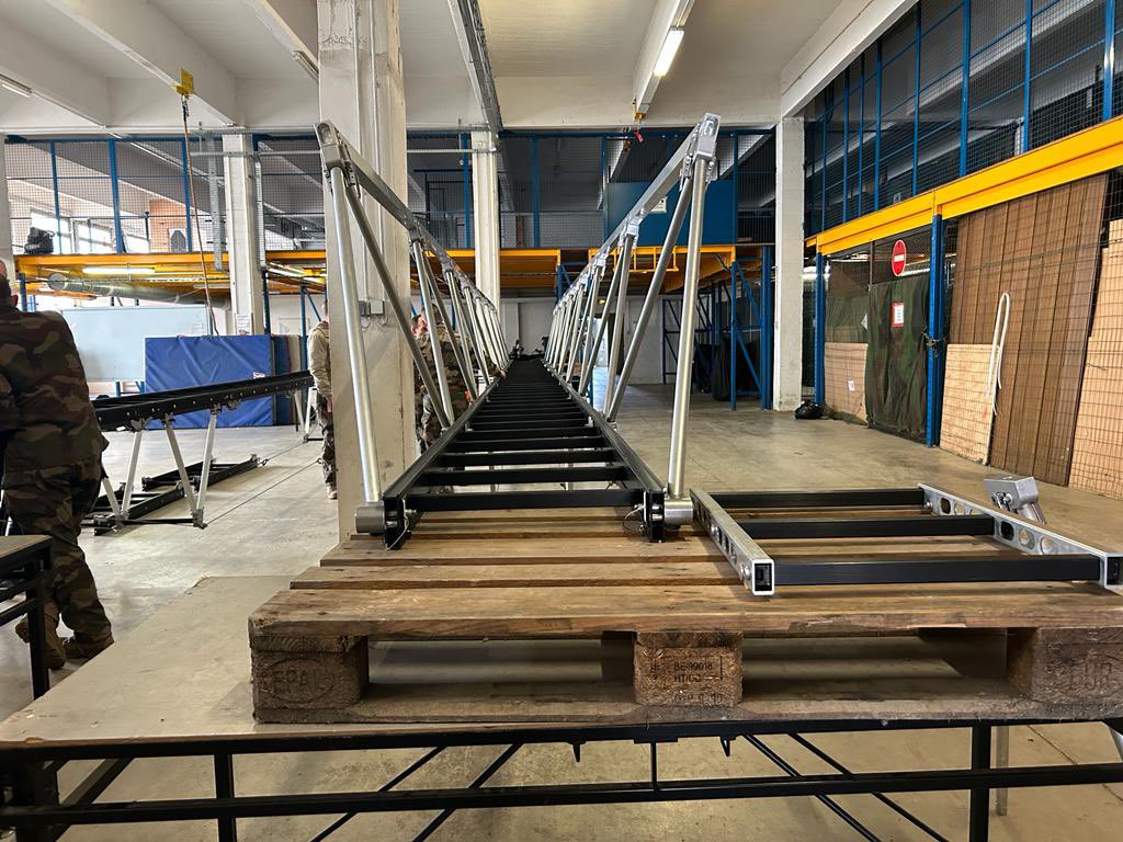 EasiBridge's tweet image. 1st adopter of our new #EasiBridge Footbridge - 11th Para Brigade, Toulouse
Entire 15m footbridge + 6m Urban Assault Bridge in single pickup
Entire air-deployable footbridge weighing less than 150kg
Another great leap forward 💪
#EasiBridge #GetOverIt
@thinkdefence @Havoc_Six