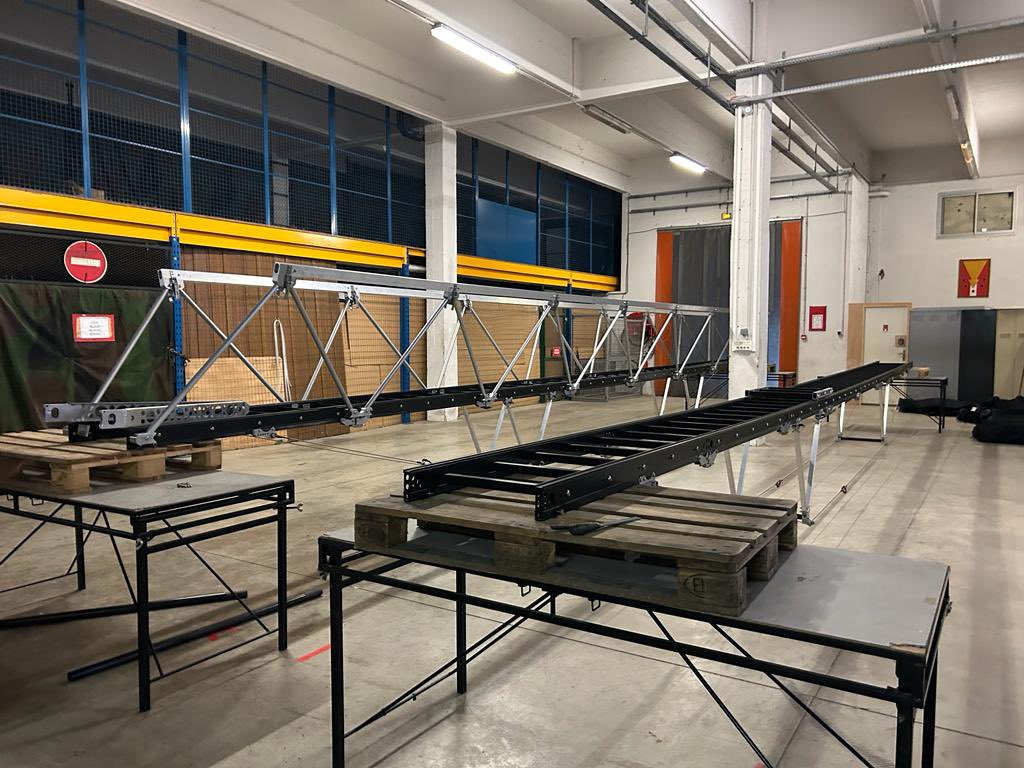 EasiBridge's tweet image. 1st adopter of our new #EasiBridge Footbridge - 11th Para Brigade, Toulouse
Entire 15m footbridge + 6m Urban Assault Bridge in single pickup
Entire air-deployable footbridge weighing less than 150kg
Another great leap forward 💪
#EasiBridge #GetOverIt
@thinkdefence @Havoc_Six