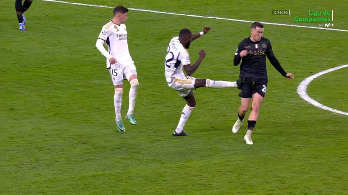 MarcTresens's tweet image. No es que no haya sido roja, es que no ha sido ni falta.

Zielinski ha tenido que ser cambiado por lesión y Rüdiger ha seguido en el campo.

 Una más.