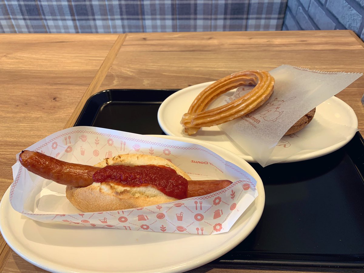 erc_pompom's tweet photo. ショコラの新作発売日に食べれた🫶
昨日のバイト前と休憩中だけでドーナツ3個パイ2個ホットドッグと大量の小麦揚げ物摂取🤣 https://t.co/DkPzpzx01J