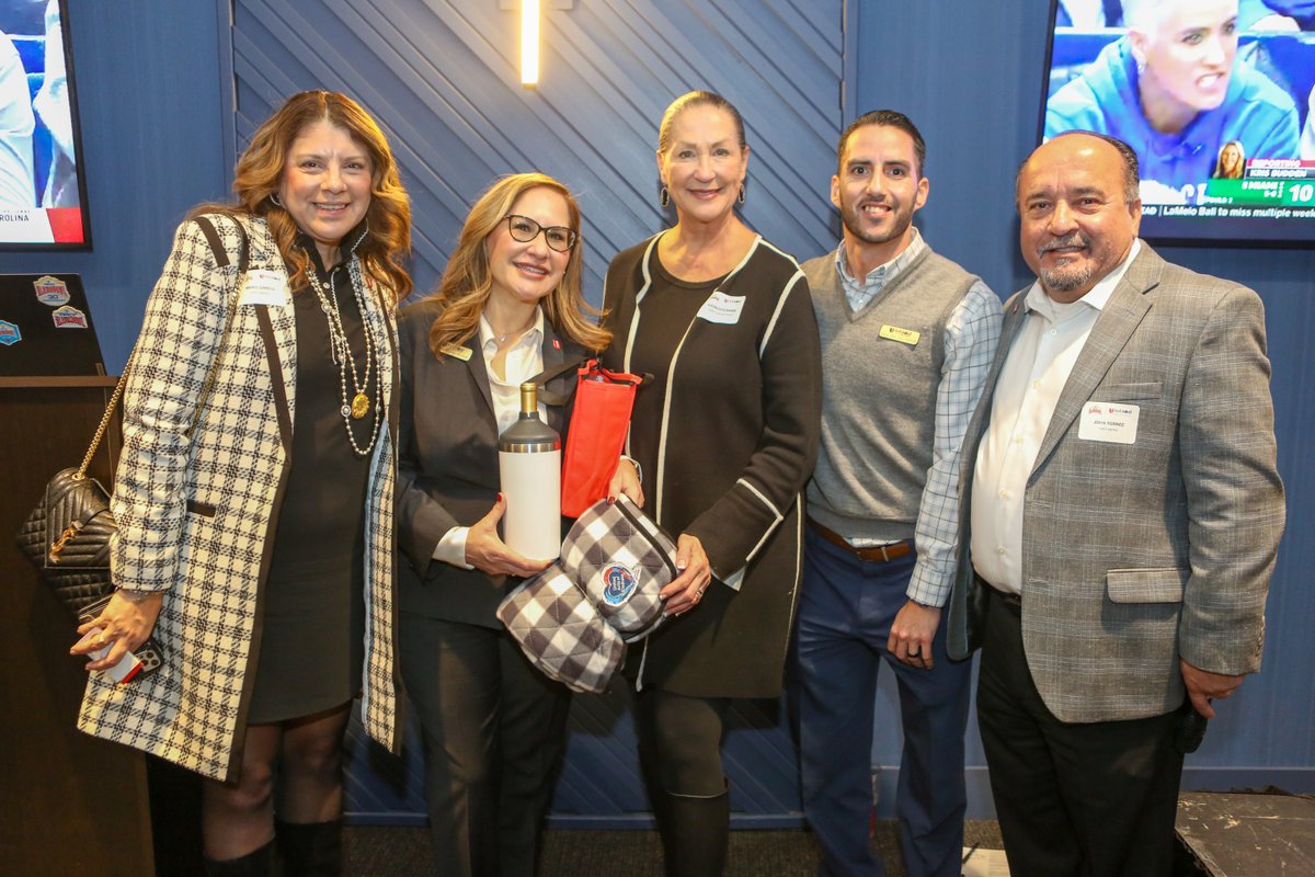 valeroalamobowl's tweet photo. An evening filled with food, drinks, fun, and some friendly competition⛳
We wrapped up November with a great time at @Topgolf for our @FirstUnitedBank Bowl Insider Reception 🍹
#ValeroAlamoBowl | #FirstUnitedBank https://t.co/V3EWjg811o