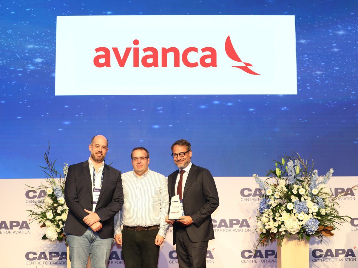 CEO_Abra's tweet photo. Recibimos el premio de @CAPA_Aviation a la “Mejor Recuperación del Año” y mirando atrás tengo mucho por agradecer a todo el equipo de @avianca y a una gran cantidad de actores, porque nuca estuvimos solos.

La recuperación de avianca ha sido el resultado del arduo trabajo y compromiso de cada uno de nuestros 13.000 empleados; de la confianza de nuestros inversionistas, que nos han permitido construir y fortalecer un equipo capaz de reinventar una de las aerolíneas más longevas del mundo; del apoyo de nuestros socios, arrendadores, proveedores, autoridades; y, por supuesto, de la lealtad y compromiso de nuestros clientes, que día a día ponen sus viajes en nuestras manos.

Poco a poco dejamos atrás nuestros años de reestructuración y vemos el viento de la nueva @avianca .

Gracias @CAPA_Aviation por este gran reconocimiento.