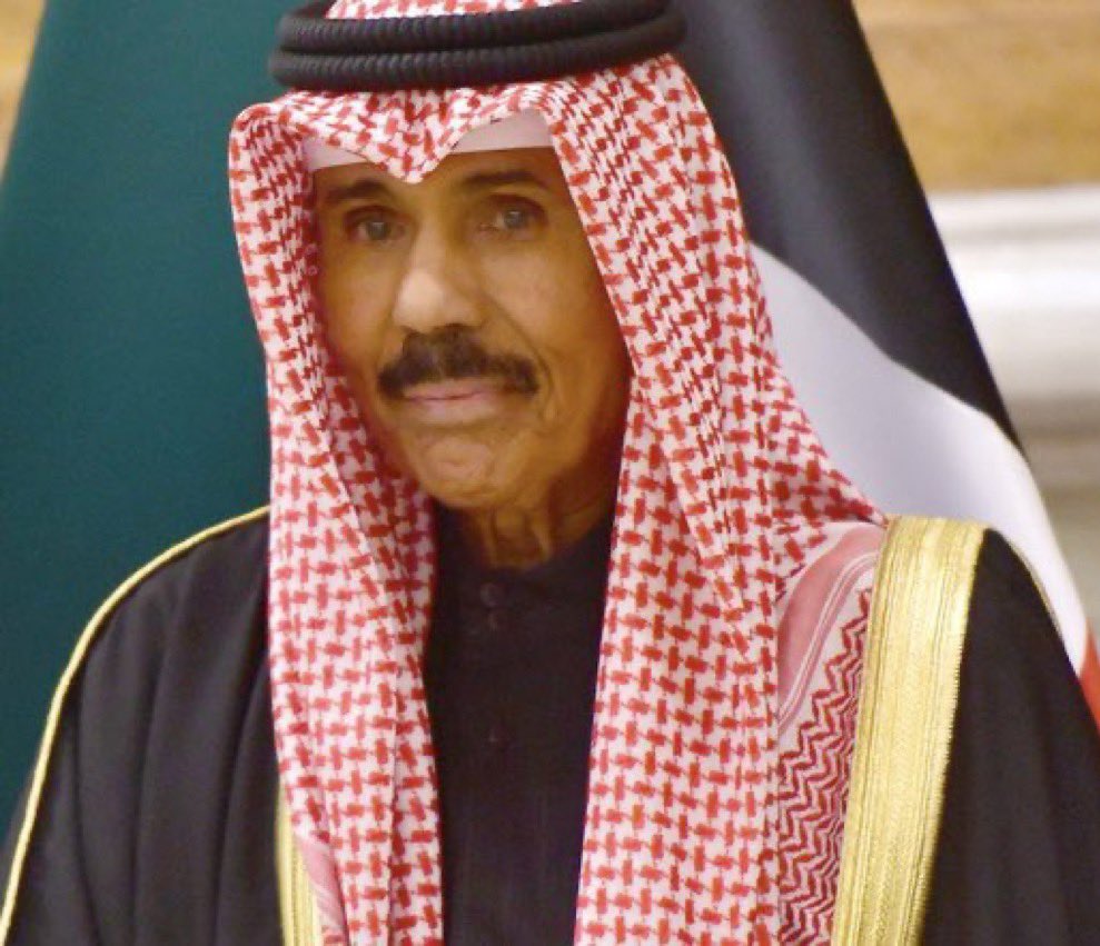 زرت الكويت وانا طفل عام ١٩٨٠ رأيت فيها الشيخ المتواضع  #نواف_الاحمد_الصباح في شارع الخليج مع سائقه بسيارته الكابريس عند الاشارة ، حييناه ورد علينا التحية بابتسامة لا انساها .

في هذه الساعة له علينا حق الدعاء :

اللهم اشفِّ عبدك #نواف_الاحمد_الصباح واجمع له بين الاجر والعافية.