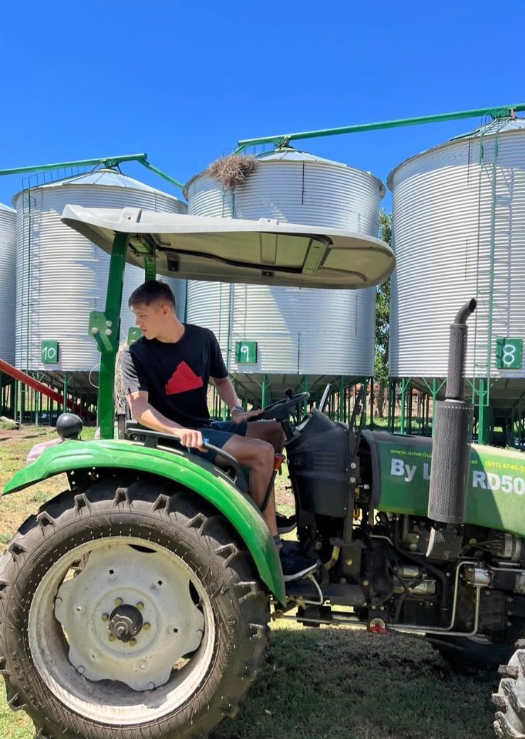 🚜 Aprendan de <a href="/tomipalacios06/">Tomi Palacios</a> y vayan a laburar ustedes también… 😅

📲 El defensor de #Talleres aprovecha sus días de licencia en el club.