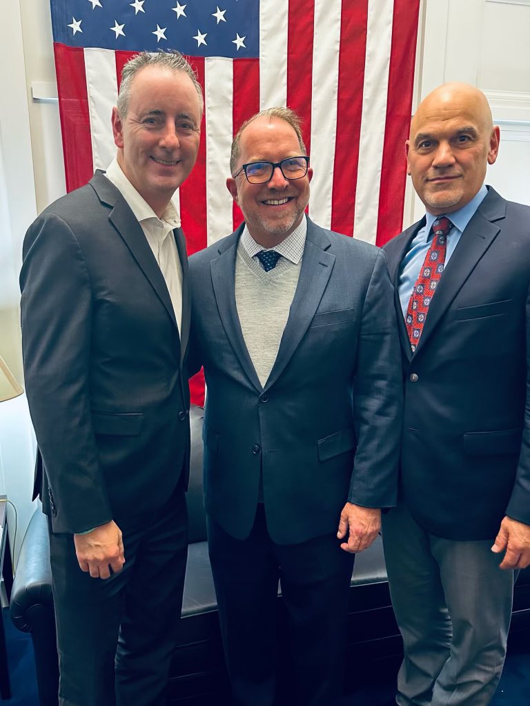 This afternoon, I met with Dr. Robert Uzzo and Joel Helmke to discuss the important, lifesaving work and research they are doing at @FoxChaseCancer. Thanks for stopping by!