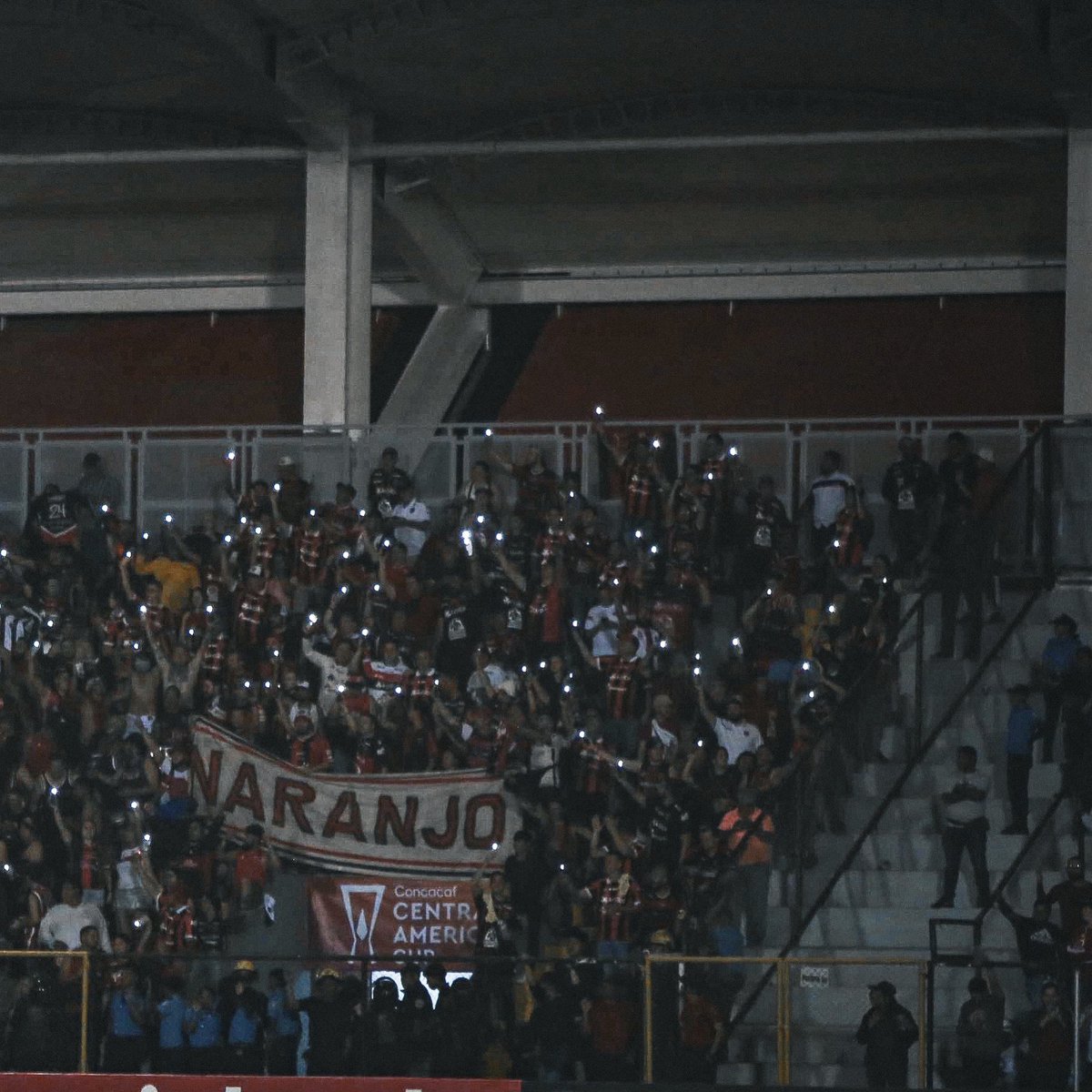 ldacr's tweet photo. 🎶𝐋𝐚 𝐪𝐮𝐞 𝐚𝐥𝐢𝐞𝐧𝐭𝐚 𝐜𝐨𝐧 𝐞𝐥 𝐚𝐥𝐦𝐚 𝐲 𝐞𝐥 𝐜𝐨𝐫𝐚𝐳❤️‍🔥𝐧 🎶

¡Gracias afición, son increíbles! 👏🏻 

#VamosLEONES 🦁 https://t.co/3jPesB6P4Q