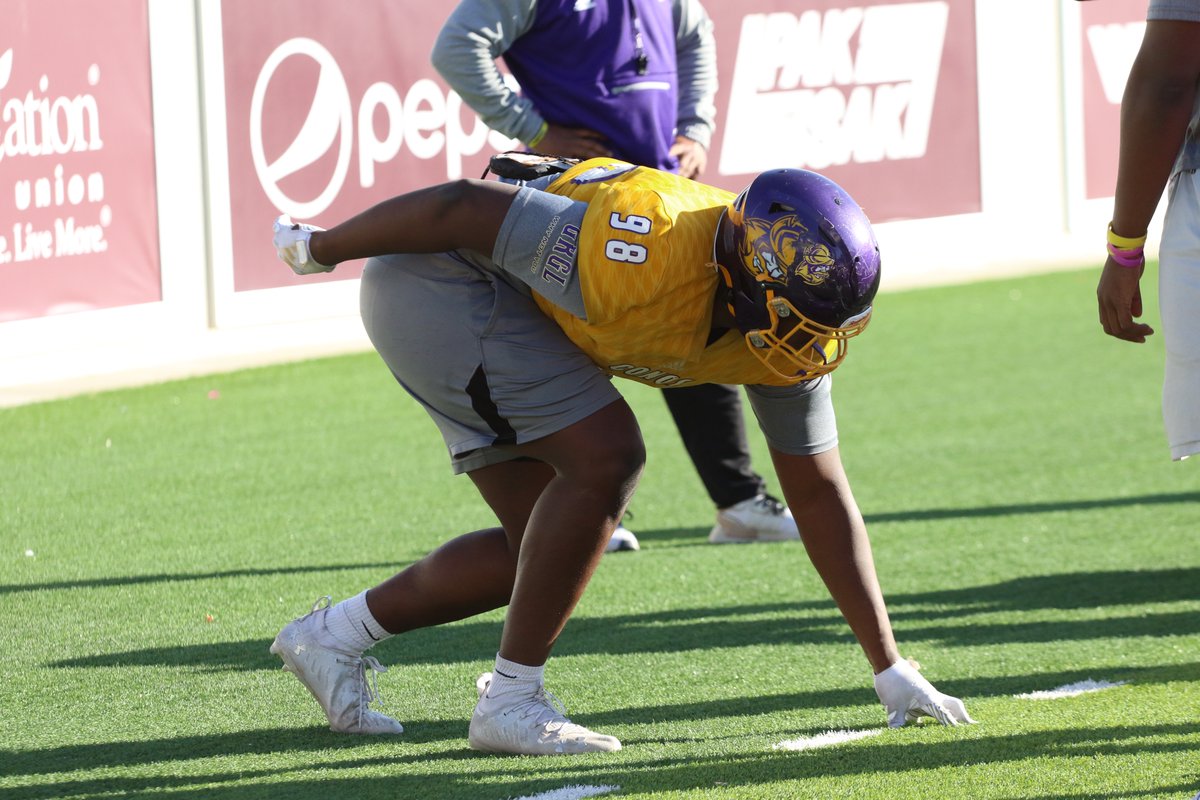 🏈Football | #GoConqs

<a href="/GoConqsFB/">Dodge City Football</a> getting some practice in on our way to New Mexico for the <a href="/woolbowl/">The Xcel Energy Wool Bowl</a>....Thanks to West Texas A&amp;M for hosting us for practice #BurnTheBoats