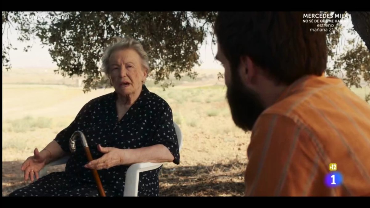 "La gente joven nunca es feliz del todo, solo es feliz a ratitos. Cuando se es joven se tiene mucha ansia, siempre se piensa en algo más". Momento de Herminia con Carlos . #cuentamefinal