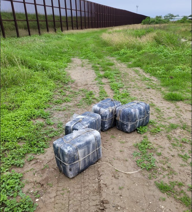 borderObserver's tweet photo. #STATUS 2023-Nov-30

Search Engine 43 Headlines for #Wednesday 29 Nov 2023
#Overload_unload by 2pm MT
https://t.co/S4TzxLw0Tu

#Photos @USBPChiefRGV
29 Nov

#RGVSector agents seized 850+ lbs #marijuana

https://t.co/Nv6BeIheR8