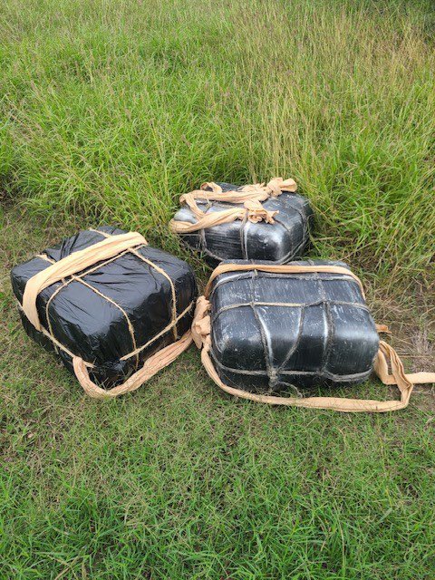 borderObserver's tweet photo. #STATUS 2023-Nov-30

Search Engine 43 Headlines for #Wednesday 29 Nov 2023
#Overload_unload by 2pm MT
https://t.co/S4TzxLw0Tu

#Photos @USBPChiefRGV
29 Nov

#RGVSector agents seized 850+ lbs #marijuana

https://t.co/Nv6BeIheR8