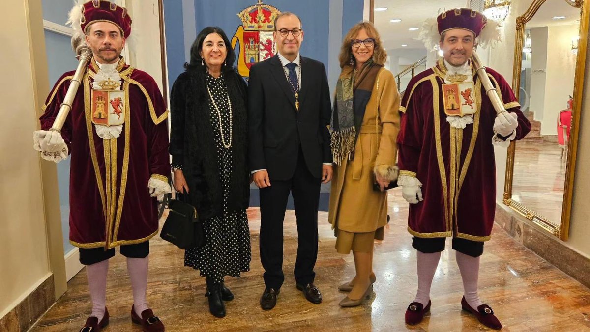 El Colegio estuvo presente en la entrega de la Medalla de Cáceres al Orfeón Cacereño. 

👏 ¡Enhorabuena, muy merecida!

📸 En la imagen @r_mateos alcalde @Ayto_Caceres con nuestra presidenta y vicesecretaria, flanqueados por los maceros.
#colegioenfermeríacáceres