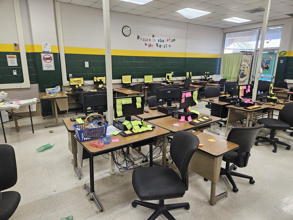 fosterk25's tweet image. Green Wave Gabe was full of mischief Monday night! We didn't like the mess but welcomed him to visit! #greenwavepride #ElfOnTheShelf