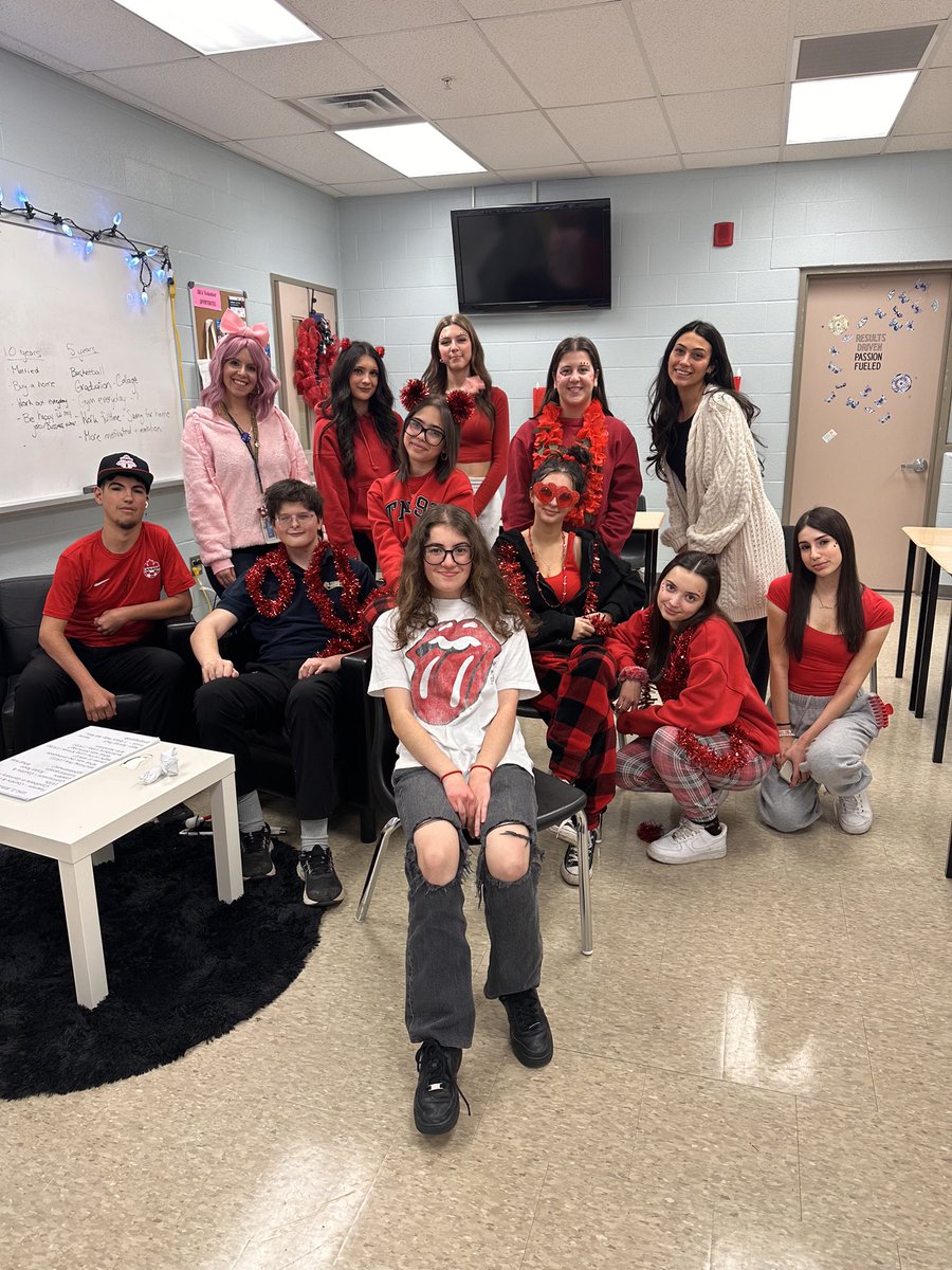 NatalialagByrne's tweet photo. School Spirit at its best today for such a great cause. ⚡️🙌 HSC fundraising! Way to go @stmikesbolton  @MsNGalvao @MsJCataldo thx @STMThunder student council!  ♥️💙💜💕💚 https://t.co/dvuecCbmCX