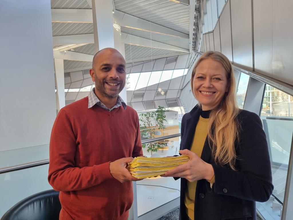 Yesterday I handed @sianberry the first bundle of signatures of the petition calling on the @MayorofLondon and @TfL to extend the 463 bus to #Netherne