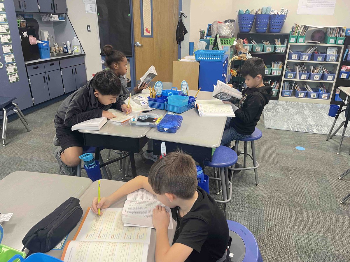 ELMESTigers's tweet photo. Ms. Serafin said, “using our dictionaries to define words in Social Studies” 📚 #RoarToSuccess https://t.co/v4K1iomwUm