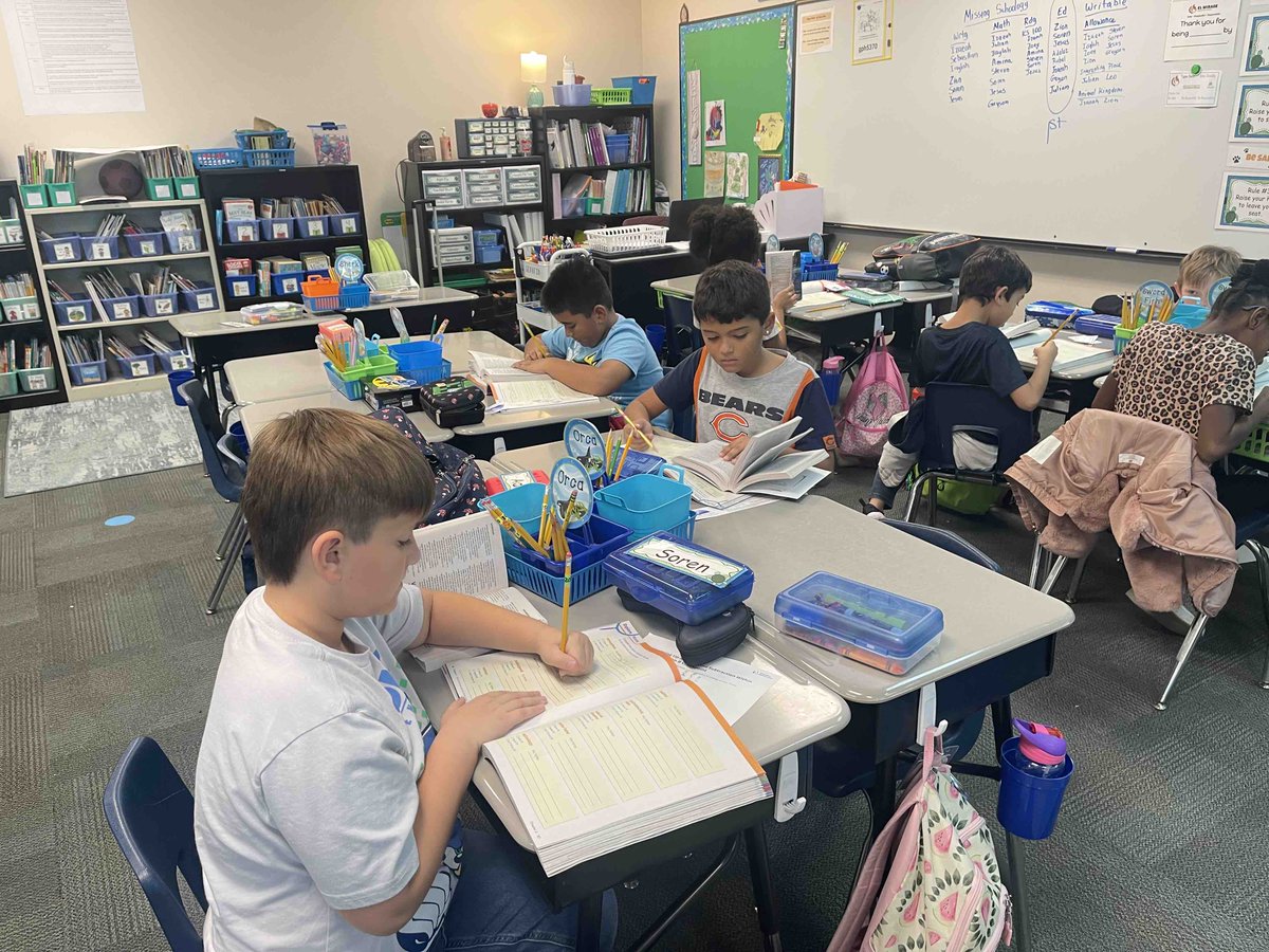ELMESTigers's tweet photo. Ms. Serafin said, “using our dictionaries to define words in Social Studies” 📚 #RoarToSuccess https://t.co/v4K1iomwUm