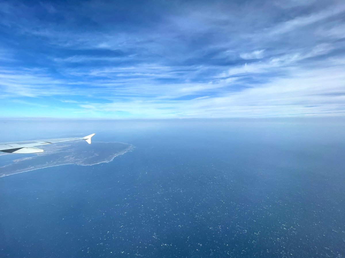 今年は空の旅が多い。あまり観る機会がなかったけど久しぶりに観るとキレイなもので。曇っていても雲の上は晴れやかなんだなぁ。今日も良い1日を！

#ロイドごはん
#空の旅
#飛行機
#空の境界