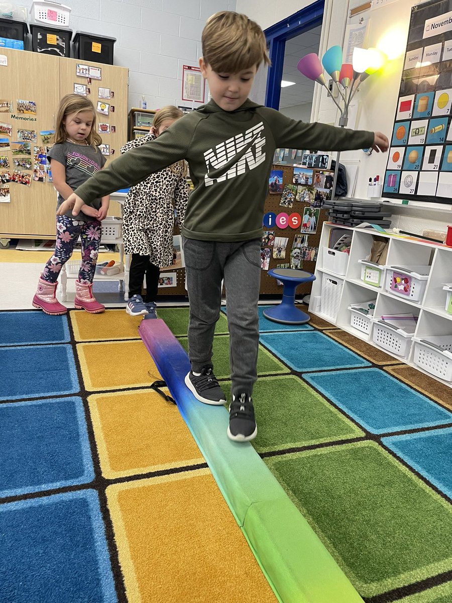 loadsoffunin121's tweet photo. Thank you Mrs. Doxsey for teaching us about differences for #DisabilityAwarenessWeek ! One student said “This is awesome! It would be such a boring world if we were all the same” and that simply couldn’t be more true 😍 https://t.co/kltN2b4Llh