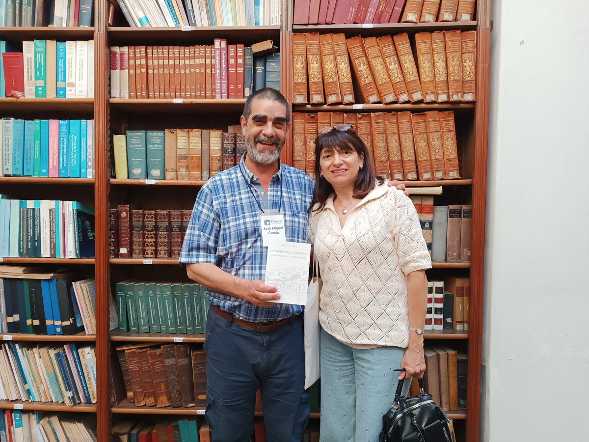 La Mag. Selva Pérez, egresada de la Maestría en Educación, Sociedad y Política de Flacso Uruguay, ha donado a nuestra biblioteca un ejemplar de su recientemente publicado libro "¿De quién es la escuela? Nuevas miradas sobre la educación actual".