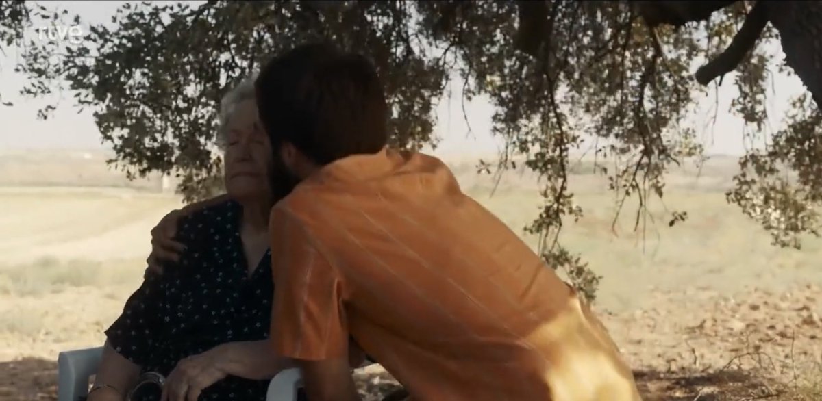 DavidMartinezzB's tweet photo. Ninguna duda de que esta escena pasará a la historia como una de las mejores de una serie española 💔#CuentameFinal https://t.co/ejbtqCCuBO