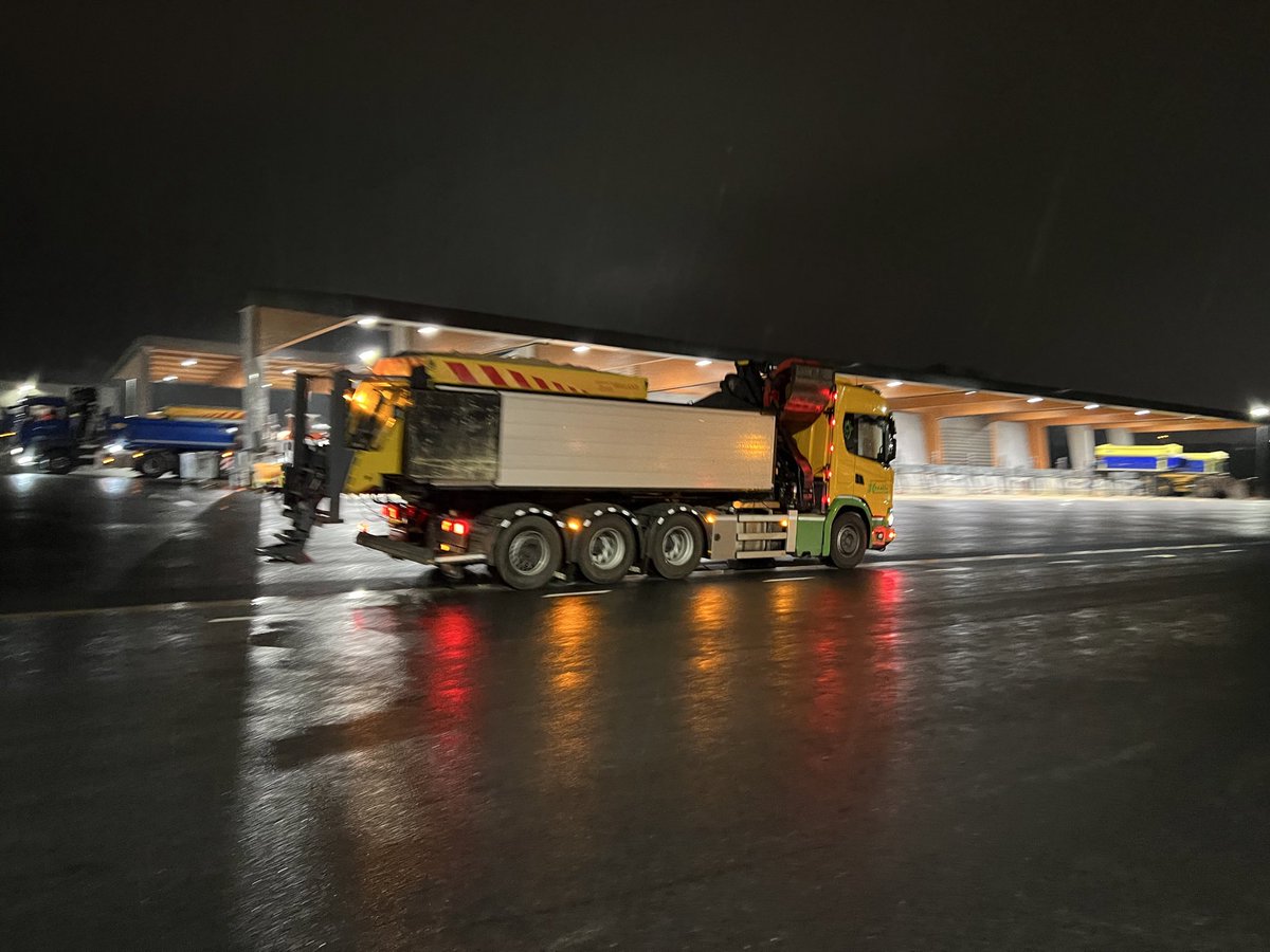 zeefNL's tweet photo. ❄️De #strooihelden van @verkeerzh gaan vanavond weer op pad om de wegen veilig te houden voor je. Pas goed op als je de weg op gaat! 🦺 #strooien #gladheidsbestrijding https://t.co/HD1A8KcRh6