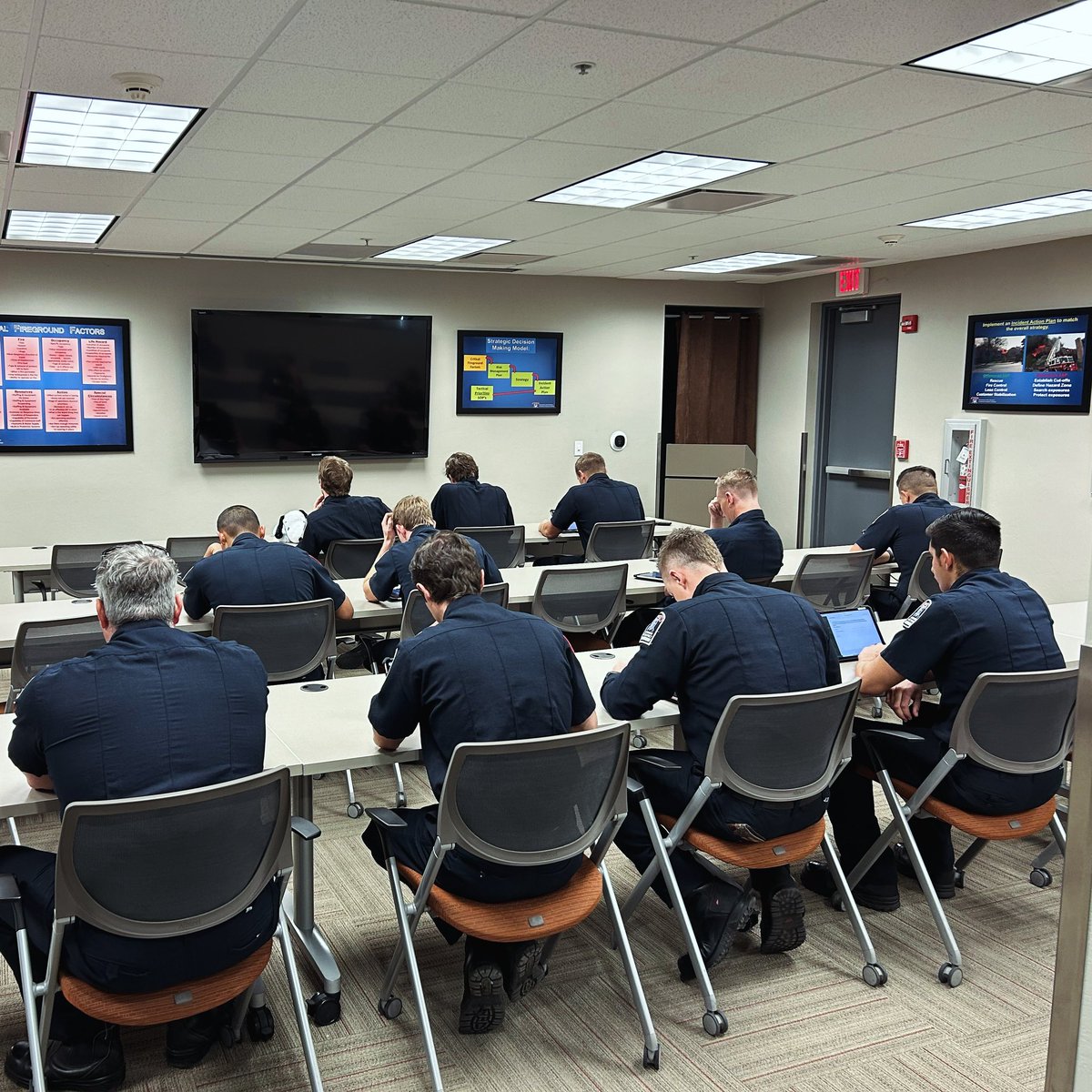 NorthwestFire's tweet photo. Ready to put their knowledge to the test, these probationary firefighters are taking their mid-term written exam! With all the hours of hard work and studying put in, we know they are well on their way to success.
#Probationary #Firefighters #NWFDAZ https://t.co/gawzulUlw1