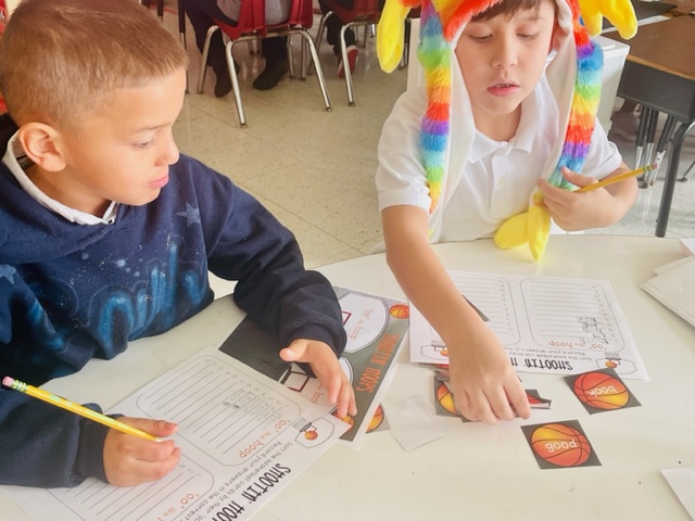 dallasschools's tweet photo. ππ Inside the Classroom: First graders at Annie Webb Blanton Elementary, led by Ms. Brevard, mastered the /oo/ sound by shooting baskets into the correct hoop for words she said! π
#teachbeyondthetest https://t.co/8xulDfRGkl