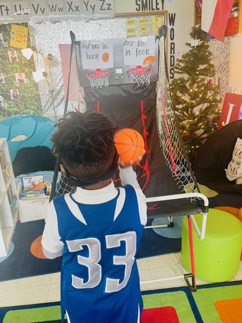 dallasschools's tweet photo. ππ Inside the Classroom: First graders at Annie Webb Blanton Elementary, led by Ms. Brevard, mastered the /oo/ sound by shooting baskets into the correct hoop for words she said! π
#teachbeyondthetest https://t.co/8xulDfRGkl