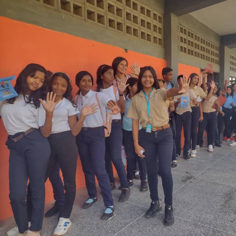 _LaAvanzadora's tweet photo. Desde Guárico decimos:
#SoyTeamEsequibo

@NicolasMaduro 
@delcyrodriguezv
@jorgerpsuv
@MPPEDUCACION https://t.co/oeAOYGt7QD