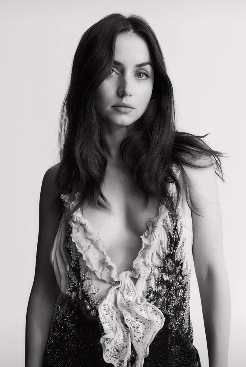 anadearmasdaily's tweet photo. ANA DE ARMAS OH MY GOD https://t.co/K30ciBdvTP