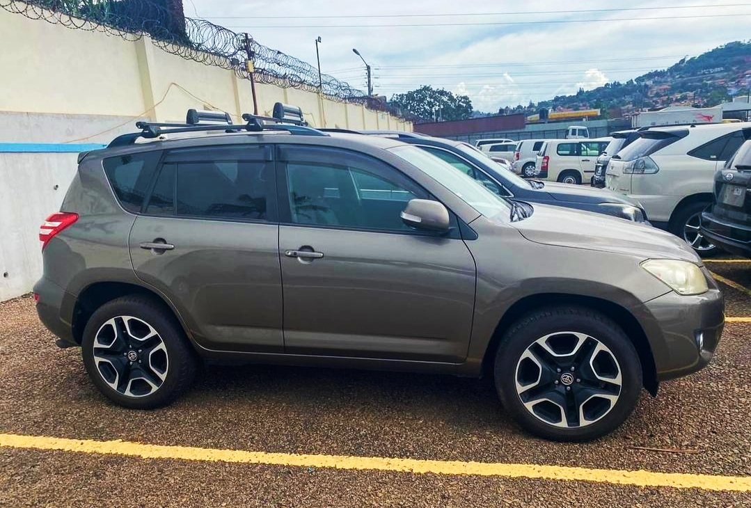 #NewinStock
Now the Toyota RAV4 2010 edition in Navy green, it's one of our latest in stock from Japan . Don't hesitate if you want to swap or even purchase it through installments, negotiable if it's cash.

Priced: #Ugx65m