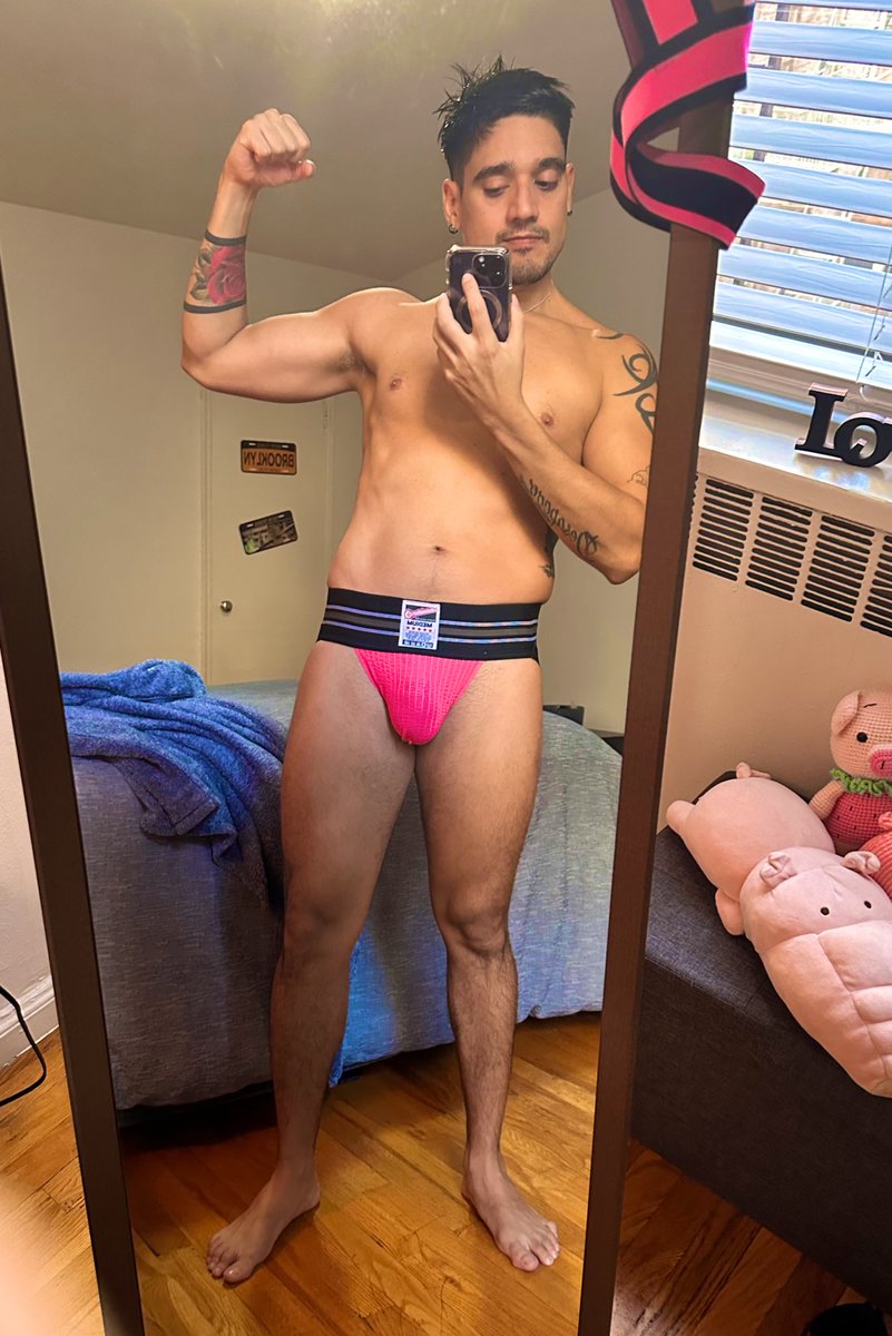 Guy10040's tweet photo. Pink my favorite color 🐷 https://t.co/Z4Cf13Q9Xm