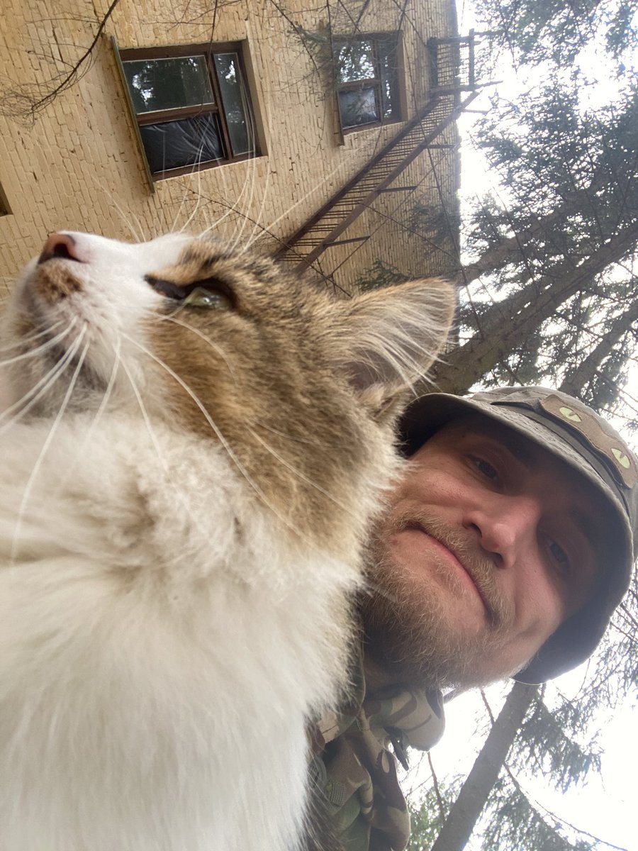 Ну котів також , а люди фу , і це взаємно