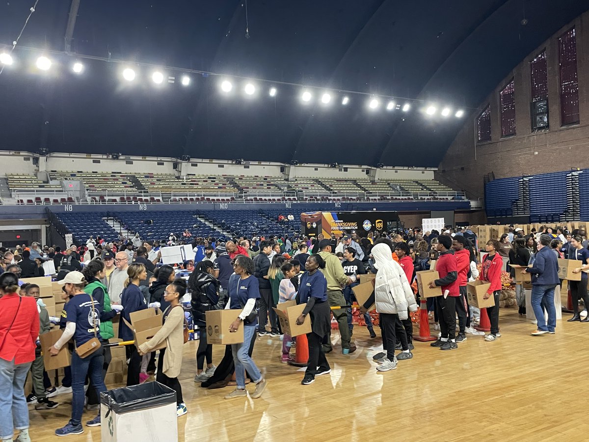 TheEventsDC's tweet photo. Always happy to host @ProjectGiveBack at the DC Armory! ❤️

Over 4,000 food boxes were assembled for DC families at the 29th Annual Food Thanksgiving Food Distribution 👨‍👩‍👦 #GiveBackSaturday https://t.co/1Qc8R4YVCJ