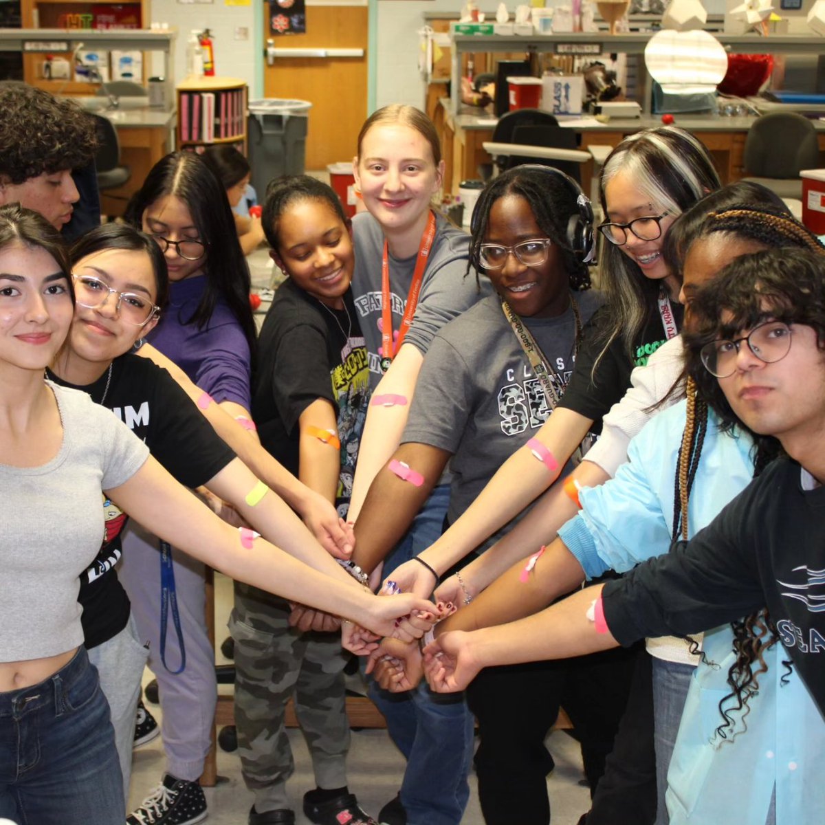 HSHPDallasISD's tweet photo. Med Lab 2 seniors are putting their phlebotomy skills into practice today, marking their first of 30 venipuncture sticks! The class that sticks together, sticks together! ππ©βπ¬π¨βπ¬ #MedLabSkills #PhlebotomyPractice #Teamwork https://t.co/y6e6MRfVDi