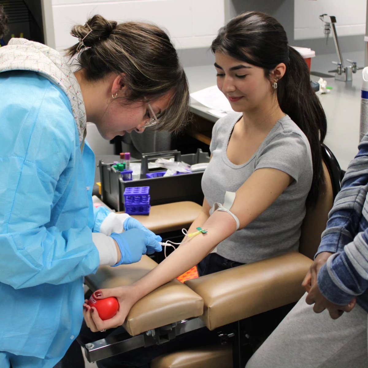 HSHPDallasISD's tweet photo. Med Lab 2 seniors are putting their phlebotomy skills into practice today, marking their first of 30 venipuncture sticks! The class that sticks together, sticks together! ππ©βπ¬π¨βπ¬ #MedLabSkills #PhlebotomyPractice #Teamwork https://t.co/y6e6MRfVDi