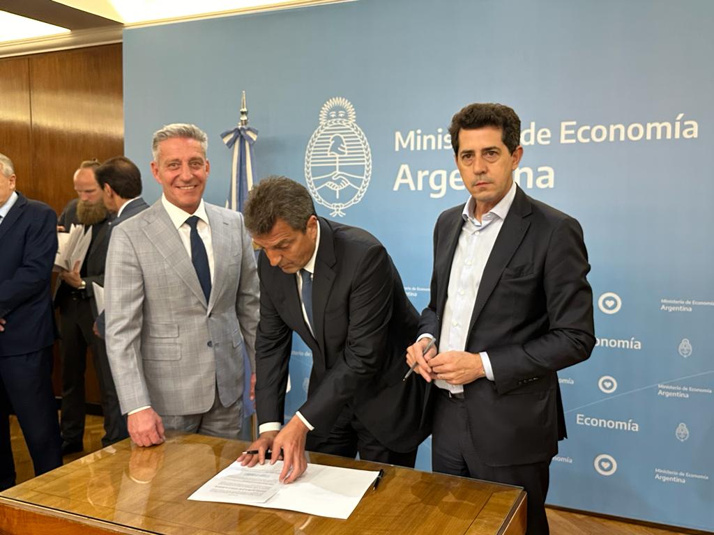 Mariano Arcioni (@arcionimariano) on Twitter photo Junto con los gobernadores y gobernadoras, nos reunimos con el ministro de Economía para garantizar el pago de los salarios, aguinaldo y jubilaciones.
Gracias <a href="/SergioMassa/">Sergio Massa</a> por acompañar a nuestra provincia, priorizando mejores condiciones para las y los chubutenses. Junto con los gobernadores y gobernadoras, nos reunimos con el ministro de Economía para garantizar el pago de los salarios, aguinaldo y jubilaciones.
Gracias <a href="/SergioMassa/">Sergio Massa</a> por acompañar a nuestra provincia, priorizando mejores condiciones para las y los chubutenses.