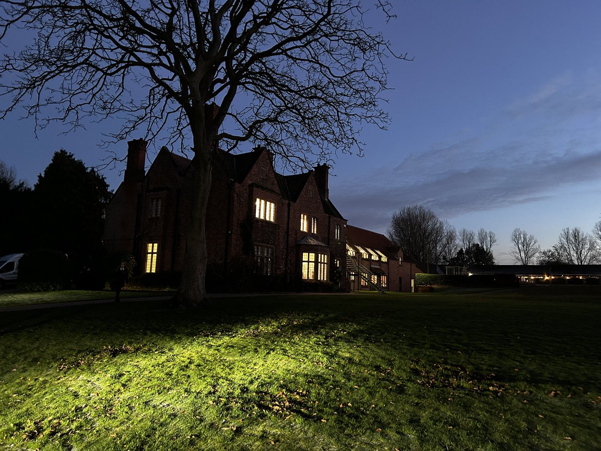 Wintery Wellow! 

A snap of our lovely main building at school collection time 

#wonderfulwellow
#alphaschools