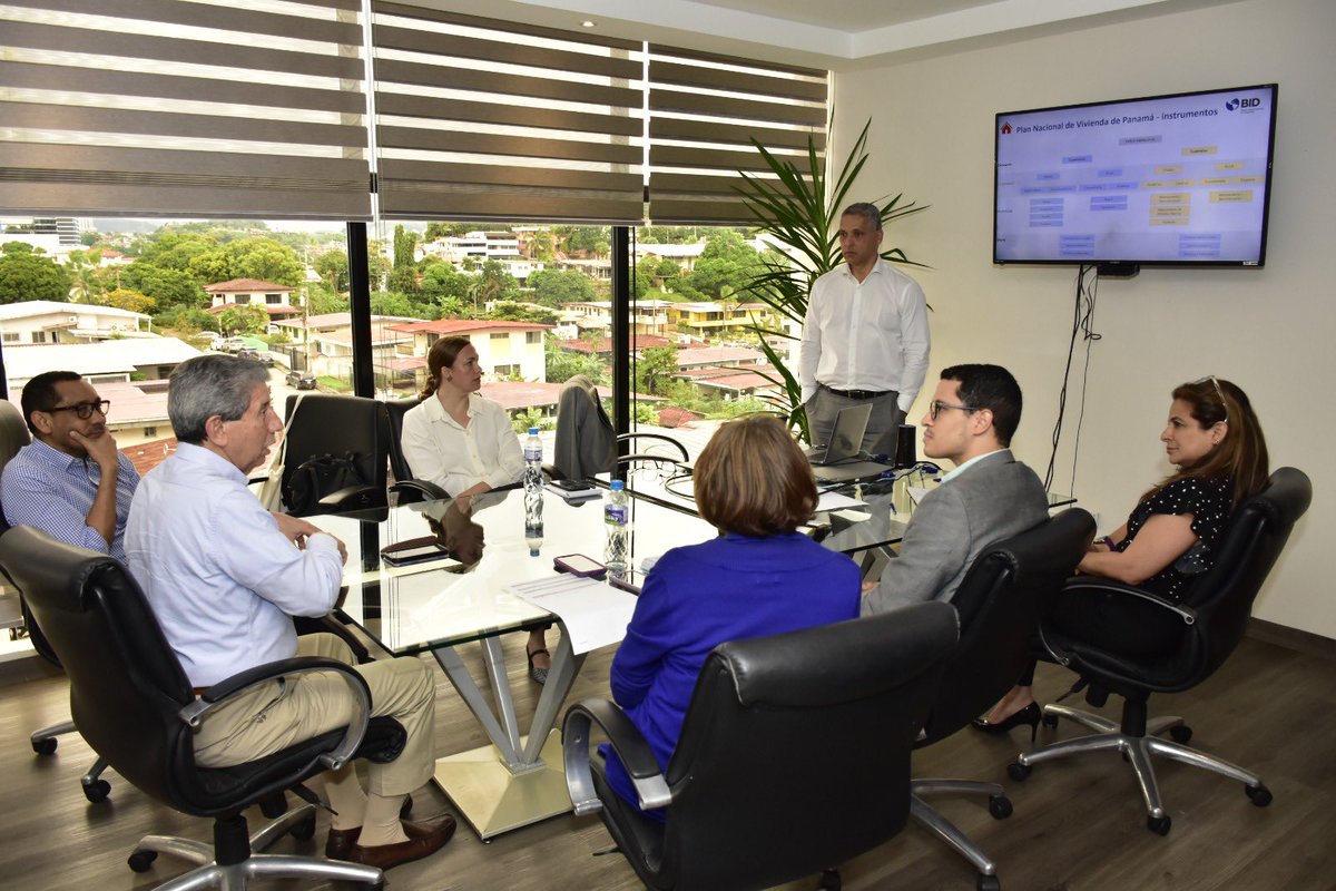 MIVIOTPma's tweet photo. Nos reunimos junto a consultores del Banco Interamericano de Desarrollo, quienes presentaron los avances en la formulación del Plan Nacional de Vivienda, en el cual revisamos la agenda de misión e intercambiamos comentarios sobre estudios de casos internacionales, entre otros. https://t.co/iFRkp3oMsa