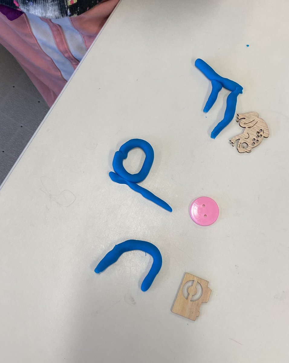 Playful learning!! Identifying beginning sounds of loose parts with playdoh! The kids were so engaged and proud of themselves!! 🧠🎉