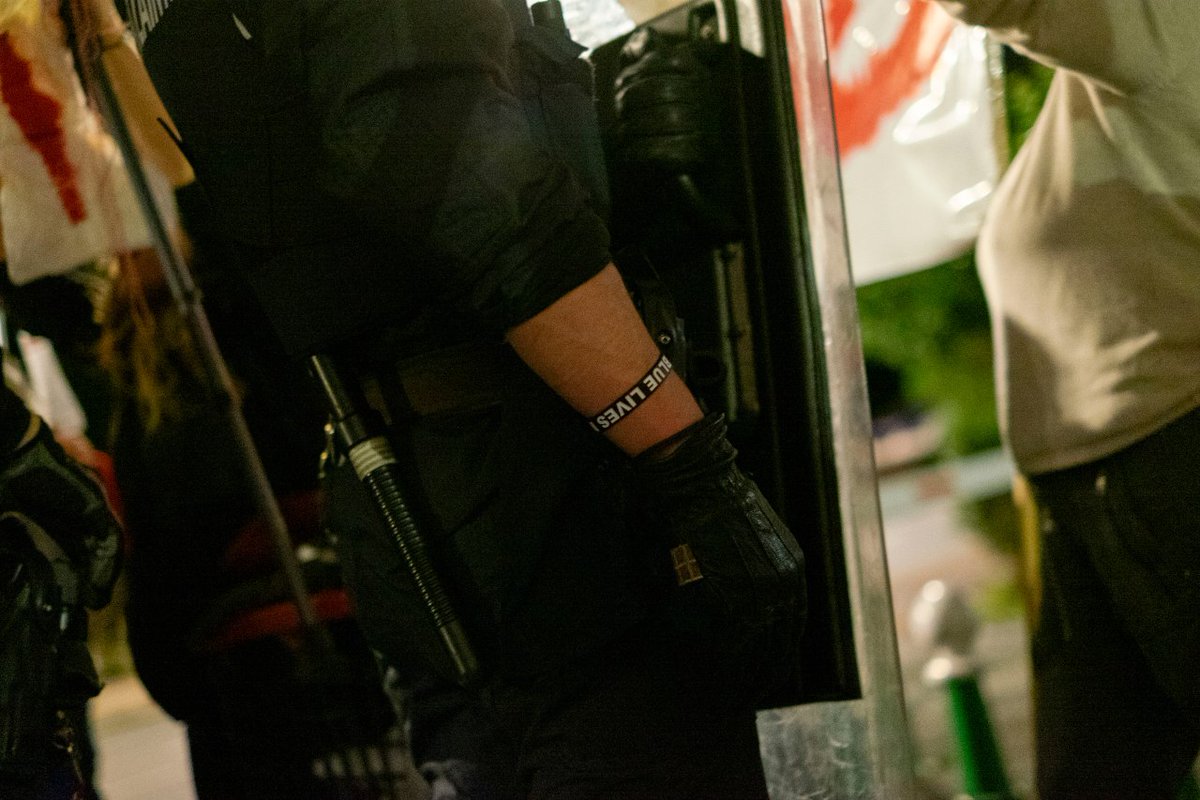 Greba Feminista Orokorreko lehenengo minutuak eta agertu da pultseradun lehenengo faxistoidea... Jugamos para Bingo!
#DefundThePolice