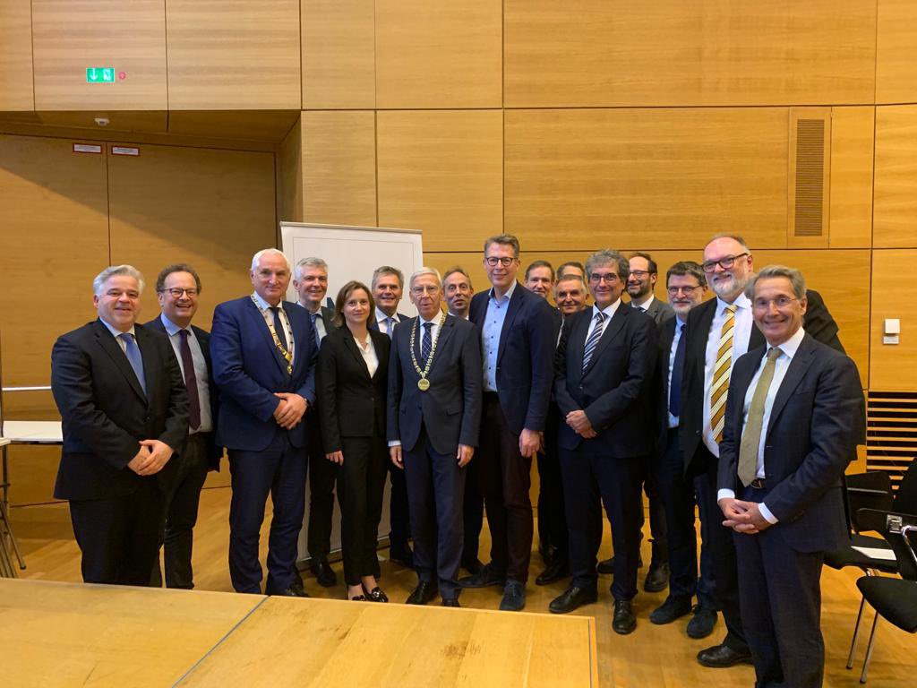 Der MedizinCampus Niederbayern kommt! Die Rahmenverträge sind unterzeichnet. Ab dem WS 2024/25 wird es mehr als 100 neue Studienplätze in Medizin. Herzlichen Dank an Staatsminister Blume, Staatsminister a. D. Sibler und alle Förderer! #unipassau #mcn #stmwk #markusblume