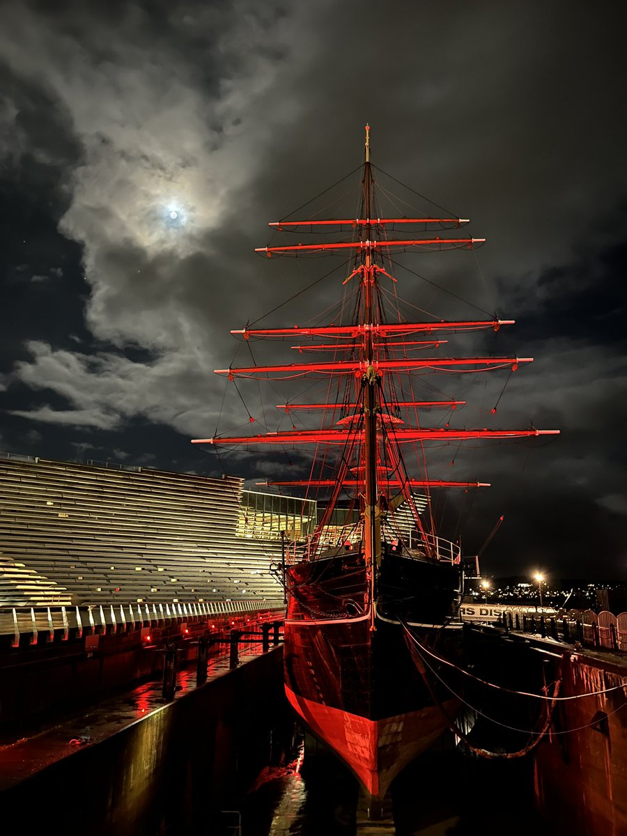 The lady in red. RRS Discovery in #Dundee #Scotland @DiscoveryDundee