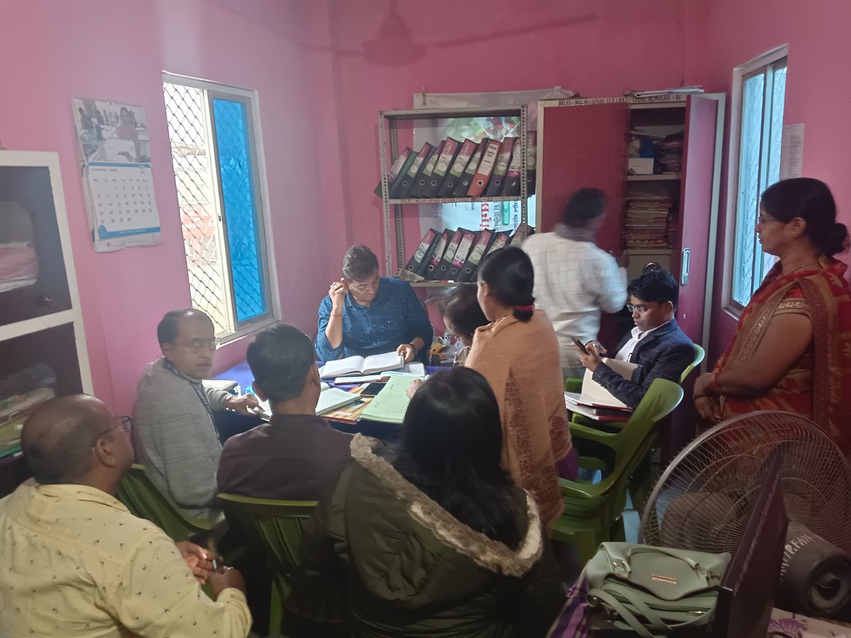 brlps_rohtas's tweet photo. Yesterday on dated 28.11.2023, District Mentor Mr.Prem Prakash sir visited CLF-Uphar, CHC and have meeting with Staffs of BPIU Karakat where district Thematics were also present.
@brlps_jeevika 
@dm_rohtas
@brlps_rohtas https://t.co/LoEie9ulz1