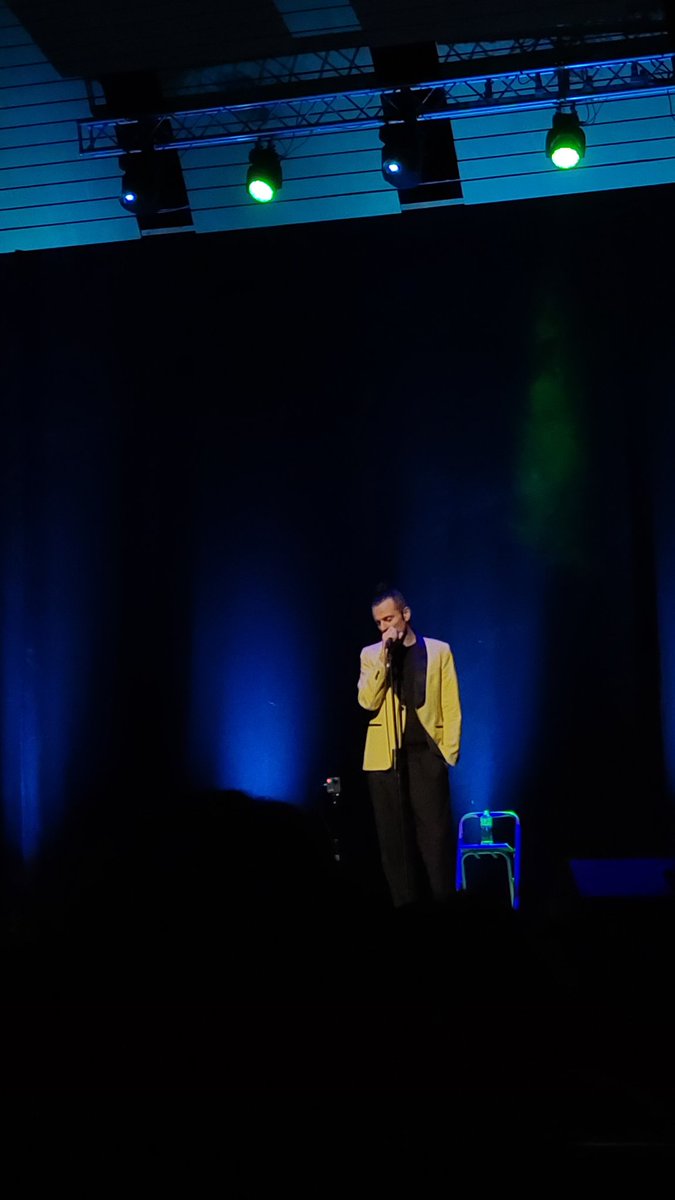 Quello che la musica di <a href="/Ghemon/">Ghemon</a> ha fatto per me è difficile da spiegare a parole. È stata una mano tesa nei miei momenti più difficili. Una terapia, un'ancora, uno schiaffo quando serviva. 
Questa serata la porto con me,
Grazie G, per avermi fatto ridere fino alle lacrime.