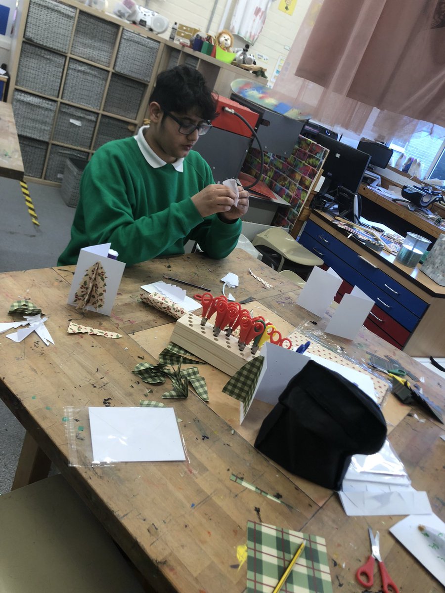 Abbeysdtech's tweet photo. @AbbeysU4  have been exploring traditional paper crafting techniques, folding and layering to create 3D effects. Modelling and testing before crating their fabulous finished cards! 🤗💕💕 https://t.co/3Wrvtr9aOq
